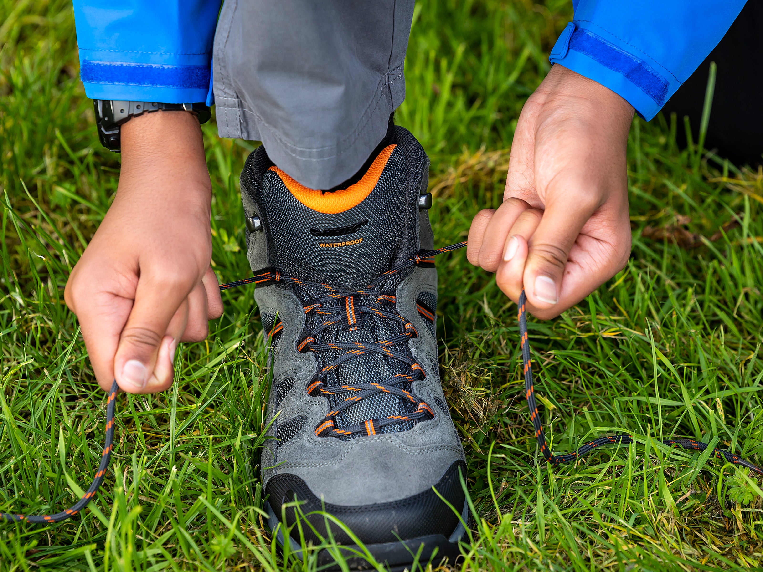 Child tying up shoelaces 